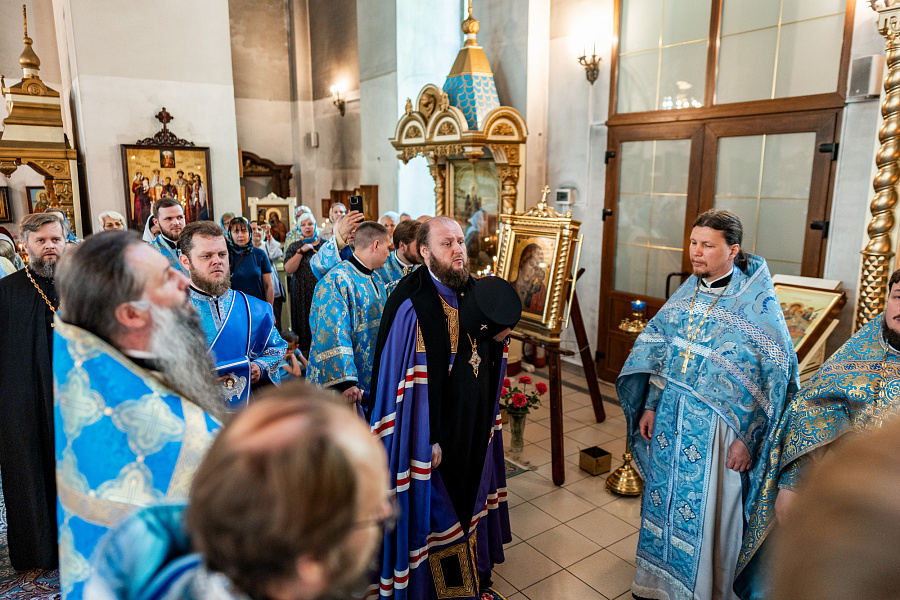 Божественная литургия в Троицком храме села Ваулово м.о. Чехов в день празднования Боголюбской иконы Божией Матери